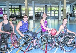 Agurtzane Egiluz, Beatriz Zudaire, Naiara Rodríguez, Laura Ugarte y Sara Revuelta en las instalaciones de Zuzenak.