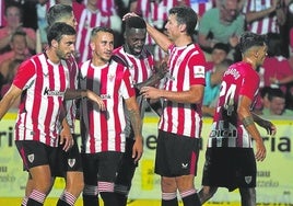 Jugadores del Athletic felicitan a Iñaki Williams por su golazo ante Osasuna en la Euskal Kopa.