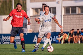Guevara conduce el balón durante el amistoso ante Osasuna.