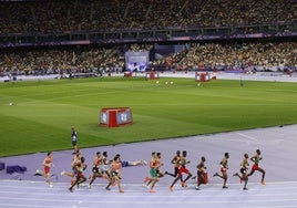 Atleten argazkia, 3000m oztopoko gizonezkoen finalean Joko Olinpikoetan lehiatzen ari direla