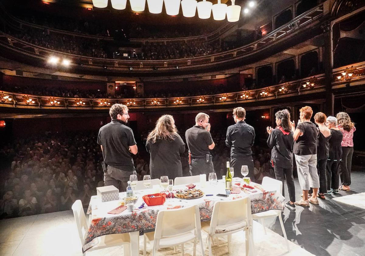 El equipo del teatro recibe el aplauso tras la última representación.