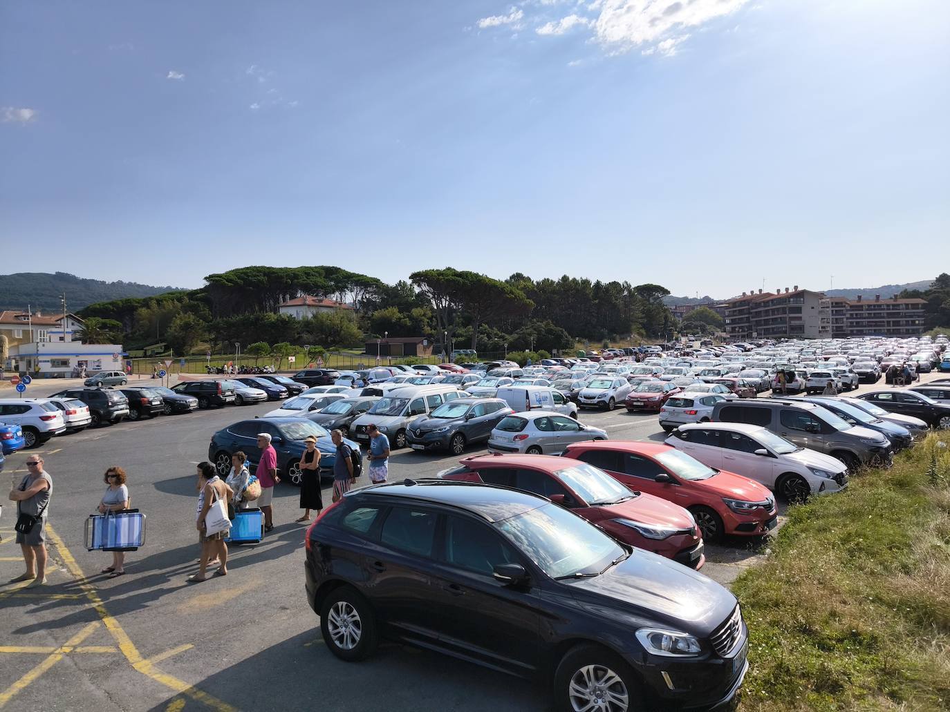 Parking de la playa de Gorliz a las diez y media de la mañana