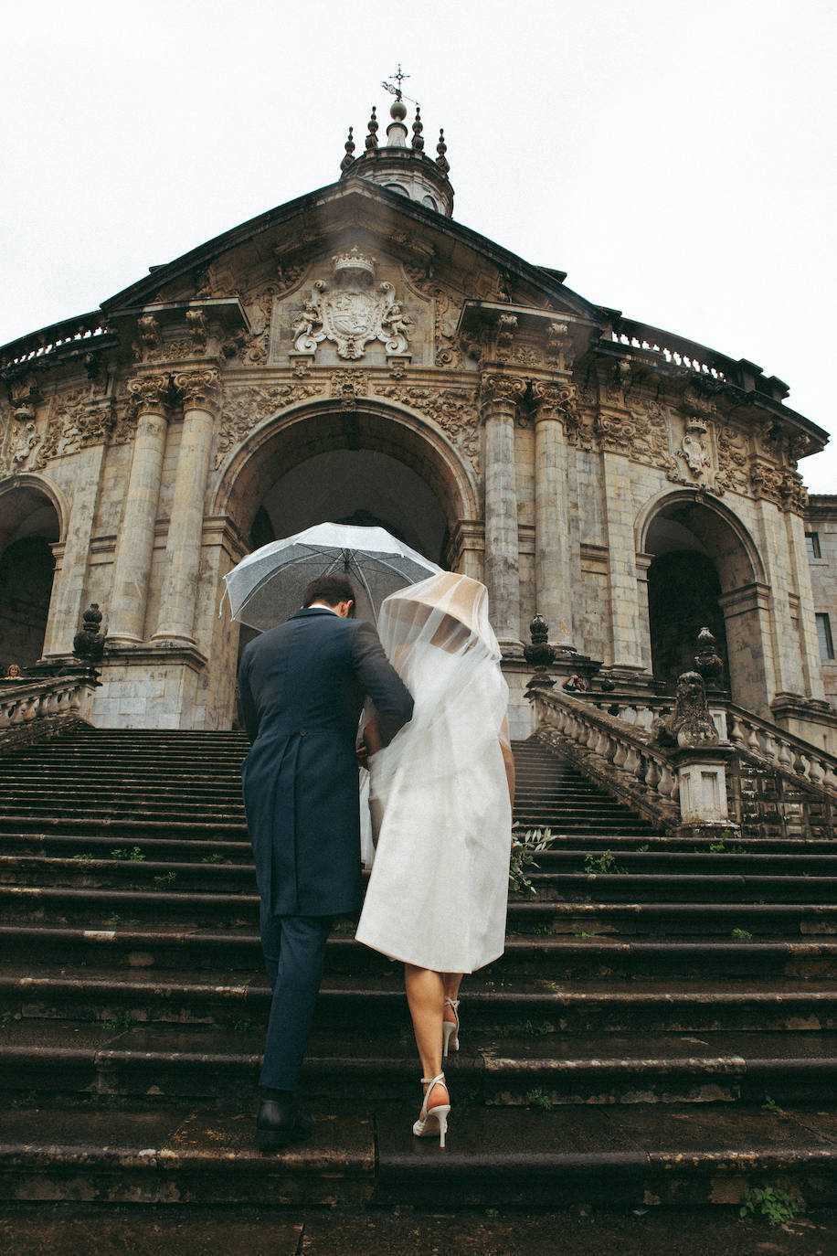 Elene, la novia más original del verano con sombrero, velo y vestido bilbaíno desmontable