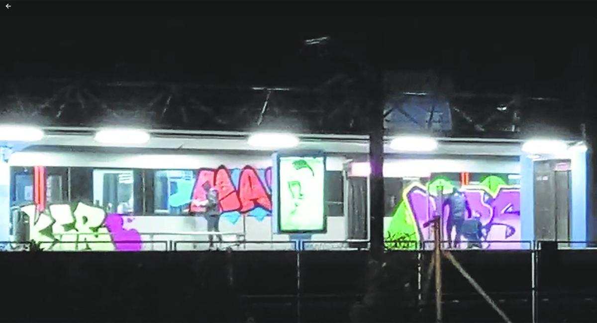 Varios desconocidos pintan una unidad de Metro Bilbao, en un ataque coordinado en la estación de Ibarbengoa (Getxo), a cielo abierto.