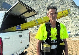 Trabajo a pleno sol en Sopela. Sergio Pérez, trabajador de mantenimiento de las playas, tuvo una jornada dura. «No entiendo a los que vienen por gusto en días como hoy»