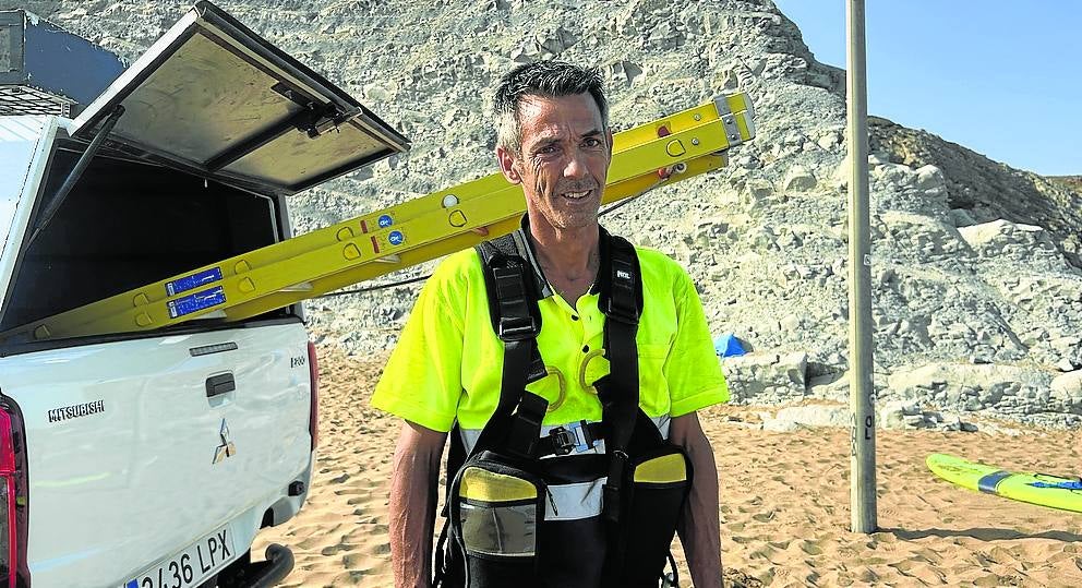 Trabajo a pleno sol en Sopela. Sergio Pérez, trabajador de mantenimiento de las playas, tuvo una jornada dura. «No entiendo a los que vienen por gusto en días como hoy».