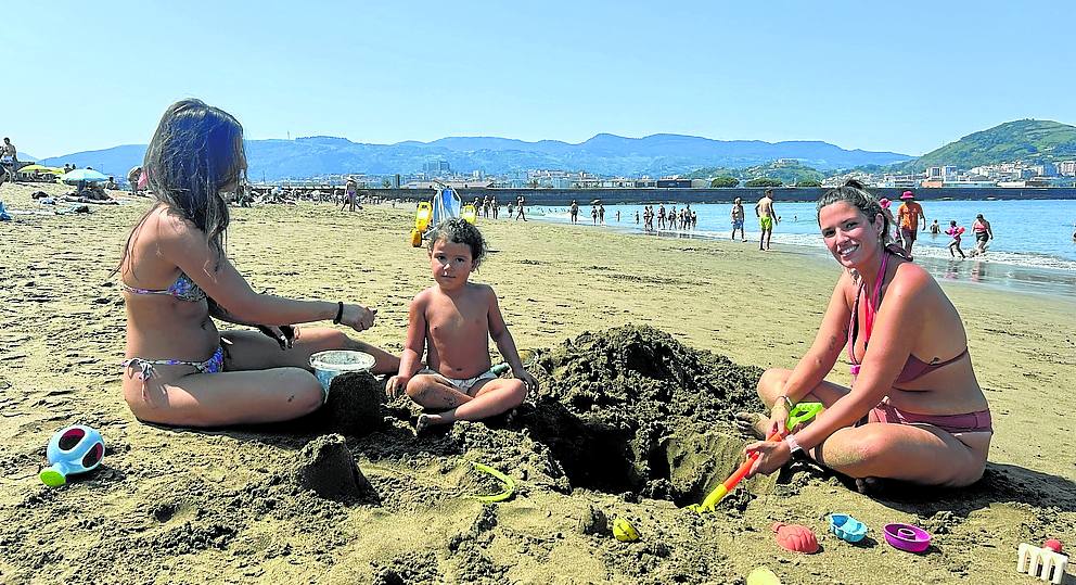 De León a la playa de Ereaga en Getxo. Paula Florez ha venido con su hija a visitar a unos amigos. «Llegamos pensando que iba a llover y trajimos hasta los chubasqueros, pero con este tiempo, genial».