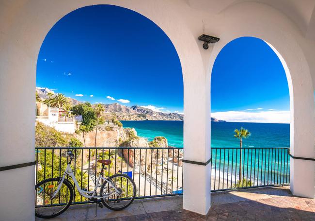 Vista del Balcón de Europa y la playa de Nerja.