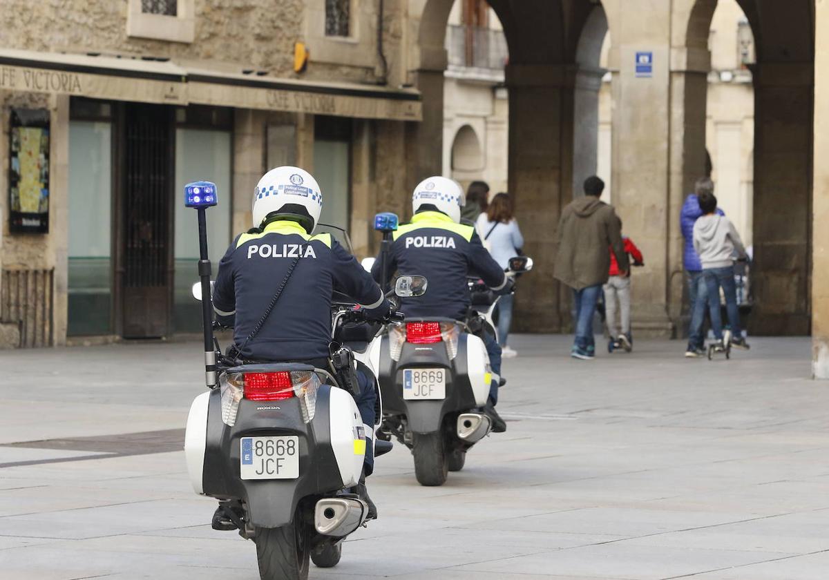 Agentes de la Policía Local patrullan en moto por el centro de Vitoria.