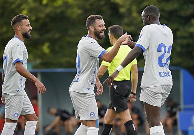 Rioja celebra su gol al Huesca.