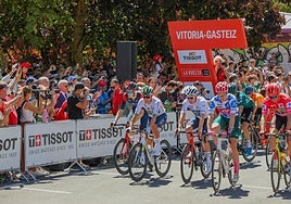 Salida de la cuarta etapa de la Vuelta Ciclista a España 2022 desde Vitoria.