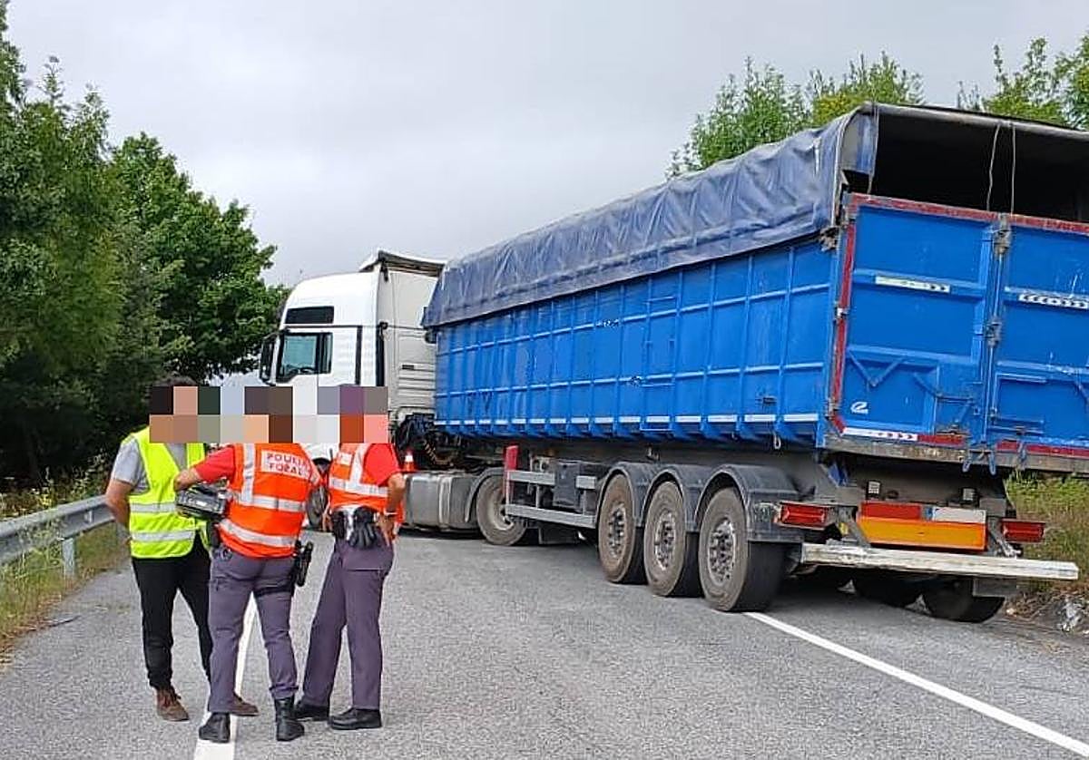 Los agentes junto al camionero en la A1, en Navarra.