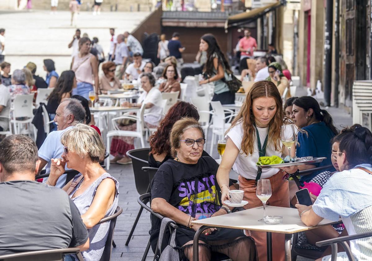 Una veintena de bares y restaurantes del Ensanche mantienen sus barras abiertas durante todo el mes de agosto.