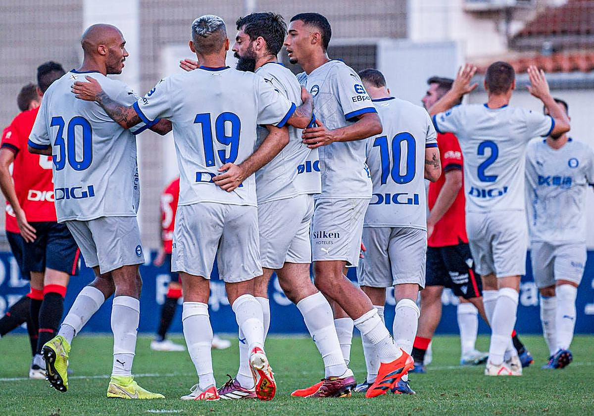 Los jugadores del Alavés celebran uno de los goles marcados en el partido del pasado fin de semana contra Osasuna en Tajonar.