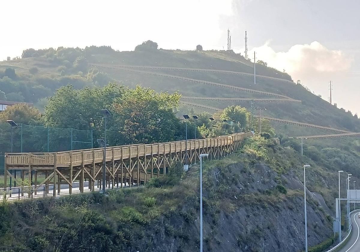 Pasarela que conecta con el mirador de Artxanda.