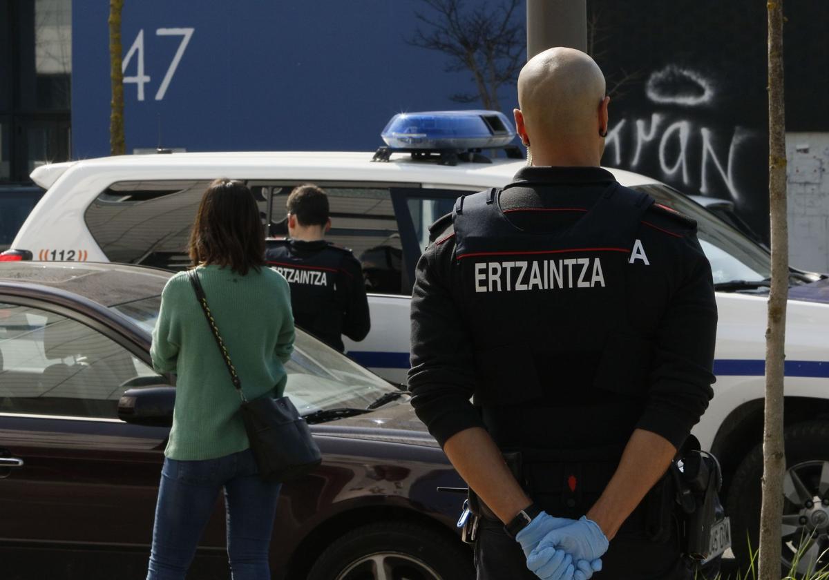 Ertzainas en una actuación anterior en Zabalgana.