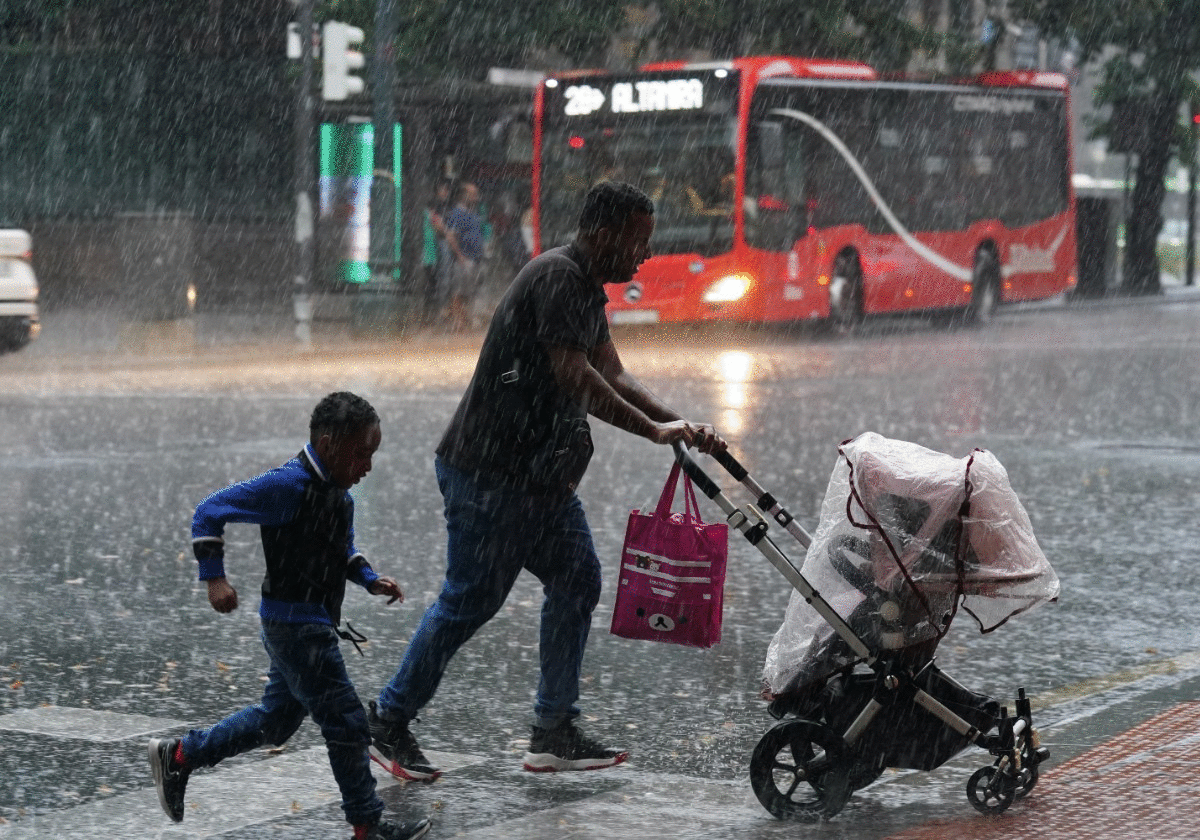 Un fuerte aguacero sorprendió a los vizcaínos a última hora de la tarde.