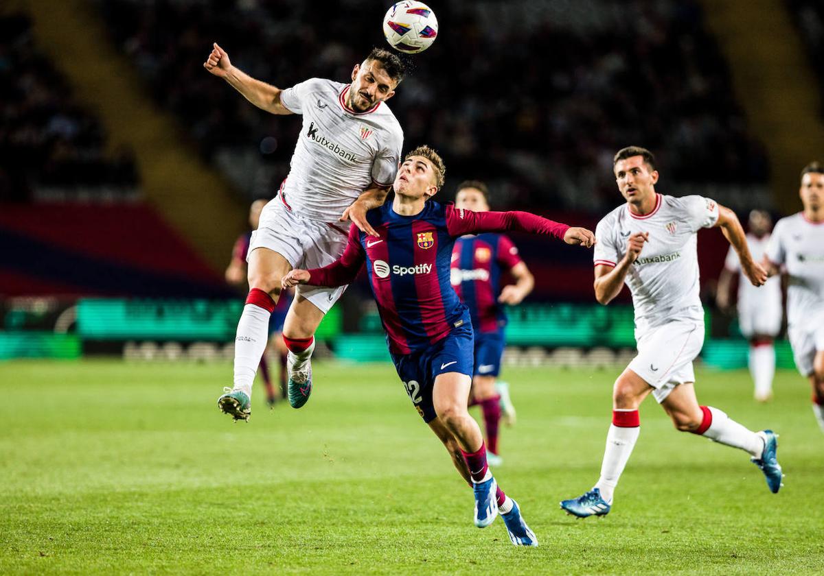 Paredes se lleva un balón aéreo ante Fermín