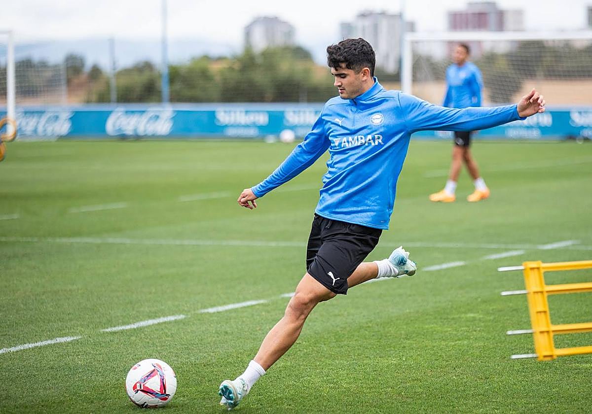 Hugo Novoa golpea el balón durante el último entrenamiento del Alavés en Ibaia.