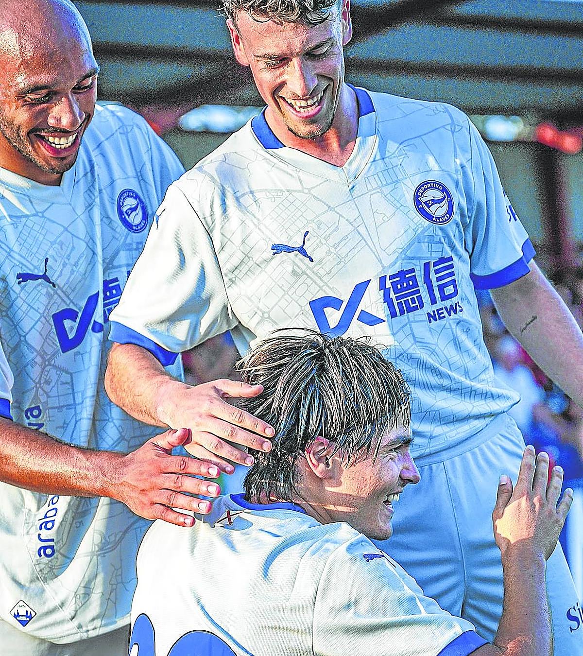 Luka Romero, felicitado por Diarra y Antonio Blanco por el gol que marcó a Osasuna.