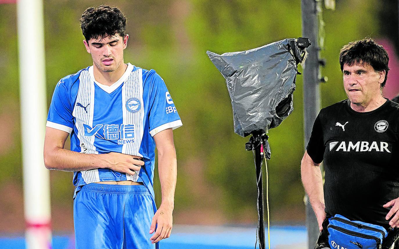 Novoa abandona el campo tras su lesión de hombro.