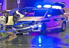 Vehículo de la Policía Municipal dañado tras un accidente.