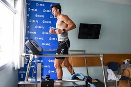 Xabi Rabaseda, durante un momento del reconocimiento médico realizado hoy.