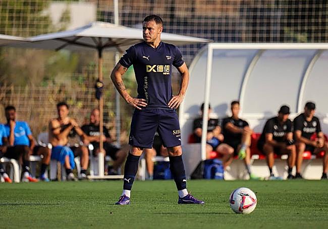 Conechny, antes de lanzar la falta que supuso su gol al Tenerife.