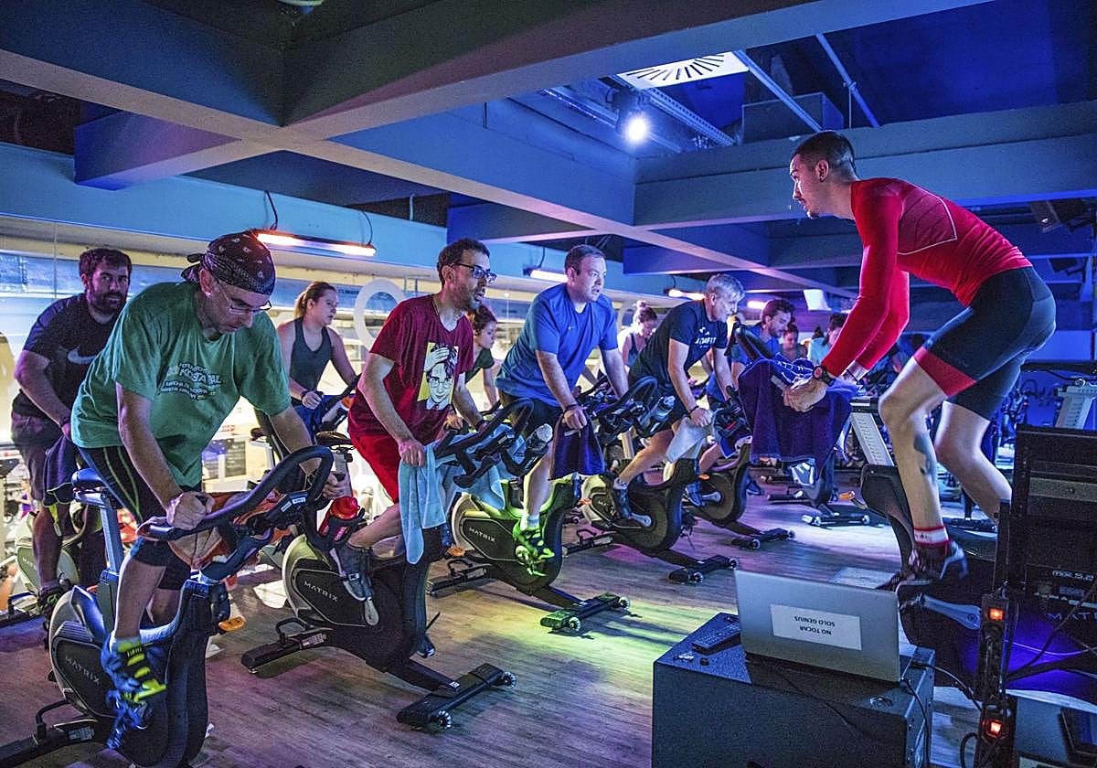 Haciendo spinning en un gimansio de Vitoria.