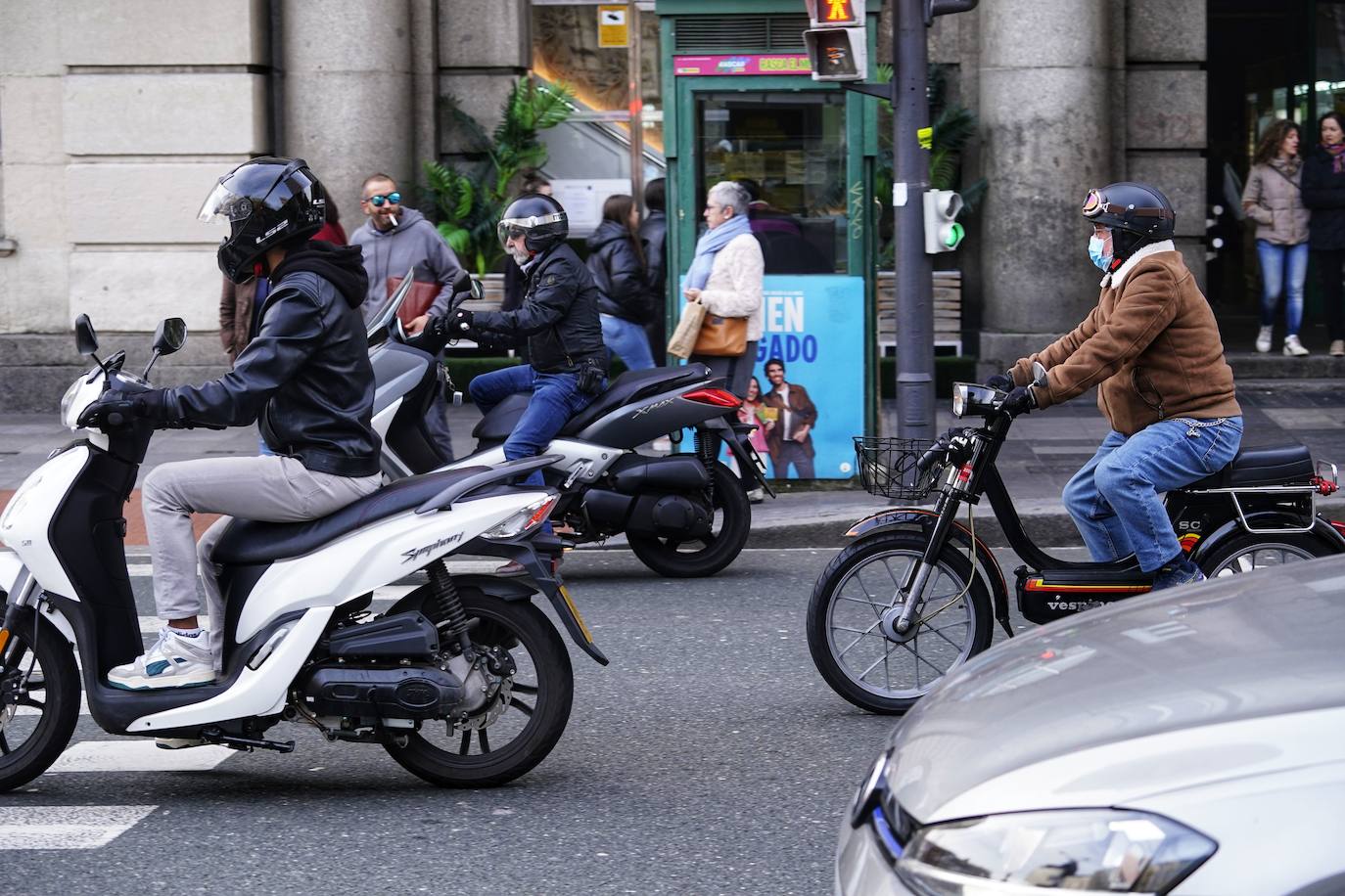 Conductores en moto circulando por el centro de Bilbao.