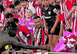 La emoción de una aficionada cuando Nico Williams le regala su camiseta