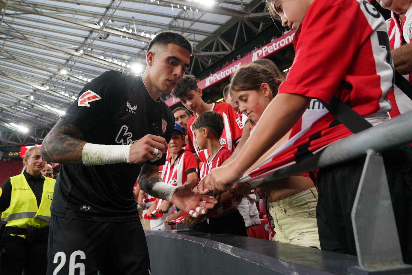 Padilla firma autógrafos al finalizar el encuentro,.