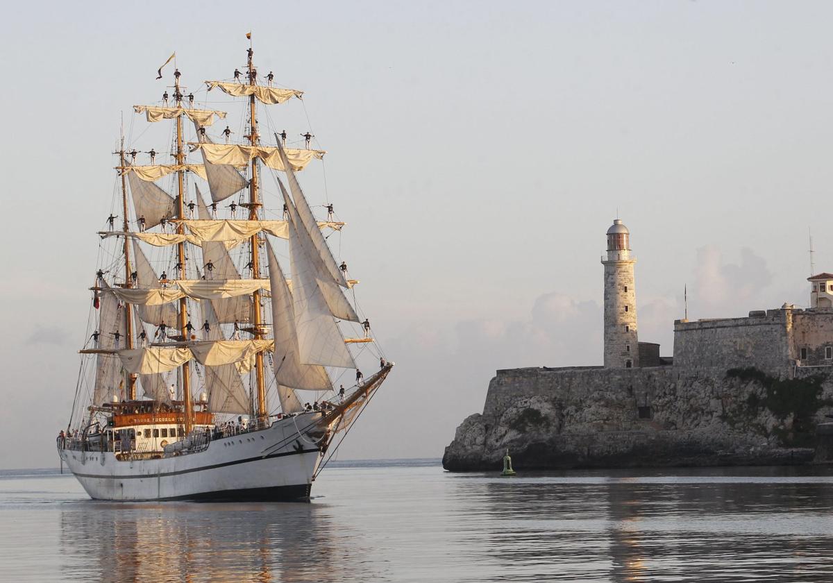 El buque escuela 'Guayas' entrando en el puerto de La Habana en agosto de 2017.