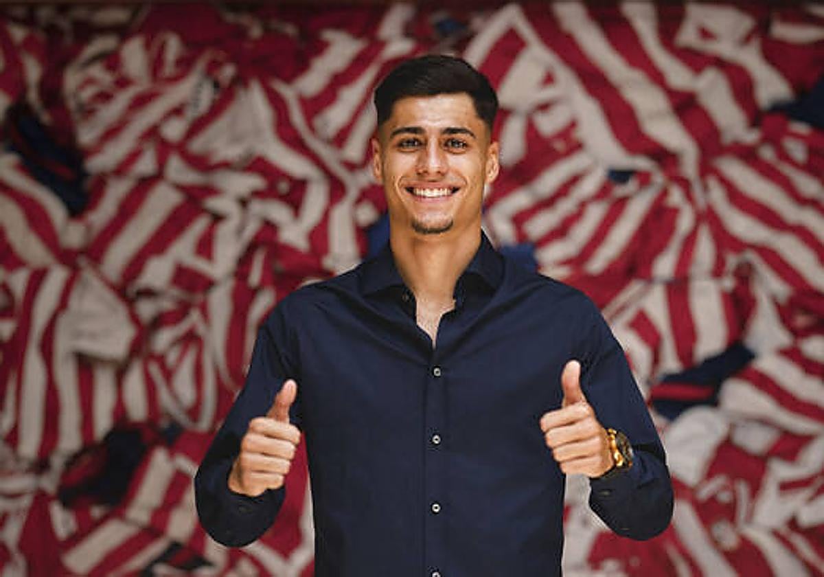 Carlos Martín posa tras su renovación con el Atlético de Madrid.