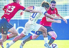 Luka Romero deja atrás a dos jugadores de Osasuna en el último amistoso de pretemporada.