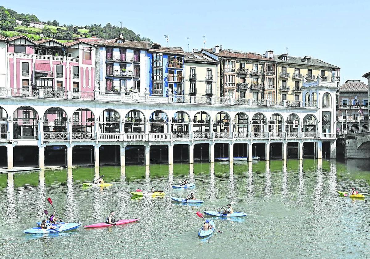 Piragüistas al paso del río Oria por el centro de Tolosa.