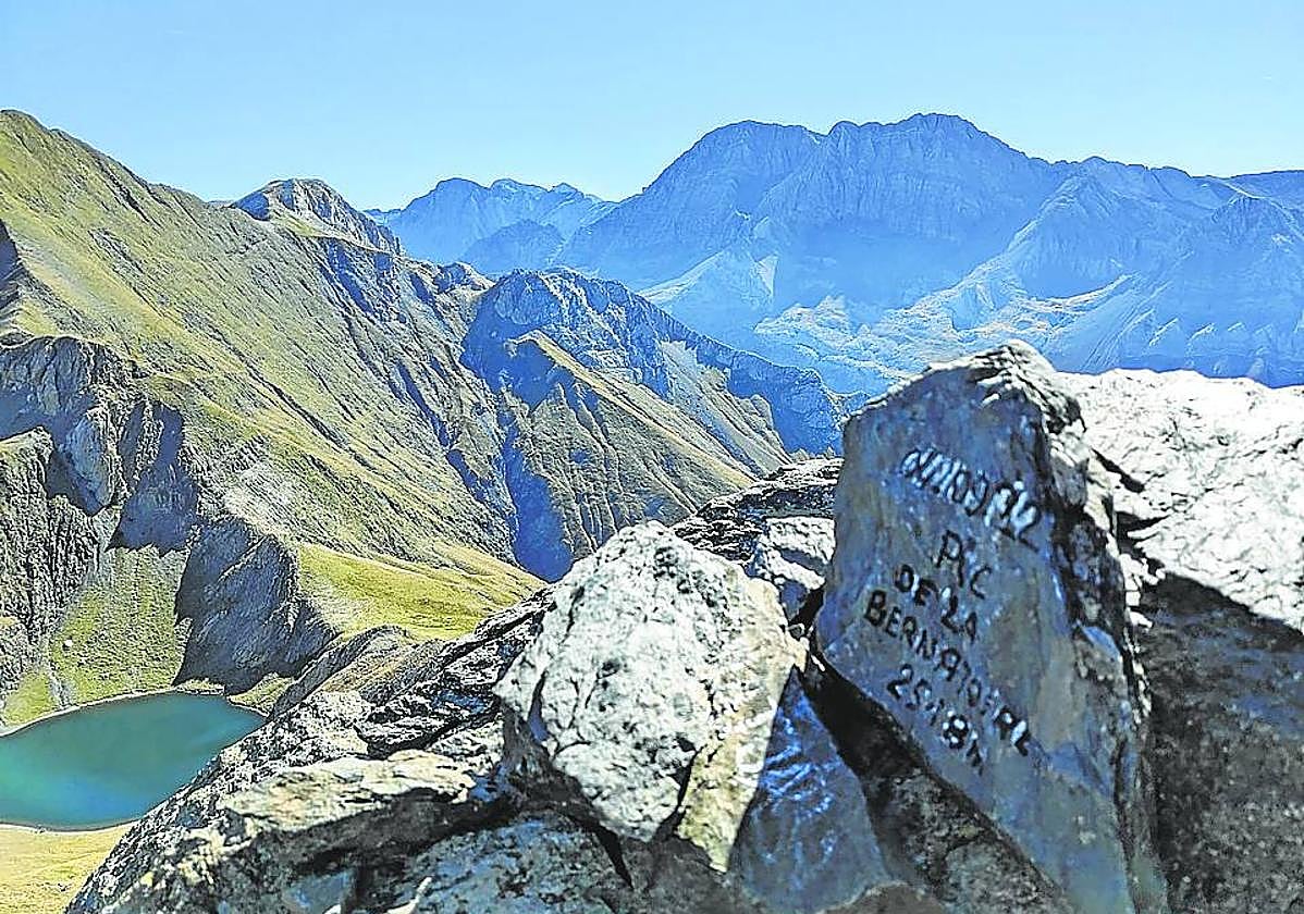 Vista del ibón de Bernatuara desde el pico del mismo nombre.