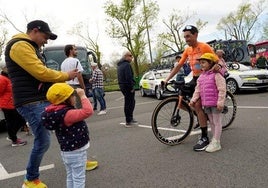 Víctor de la Parte, con una joven aficionada en el párking de Mendizabala.