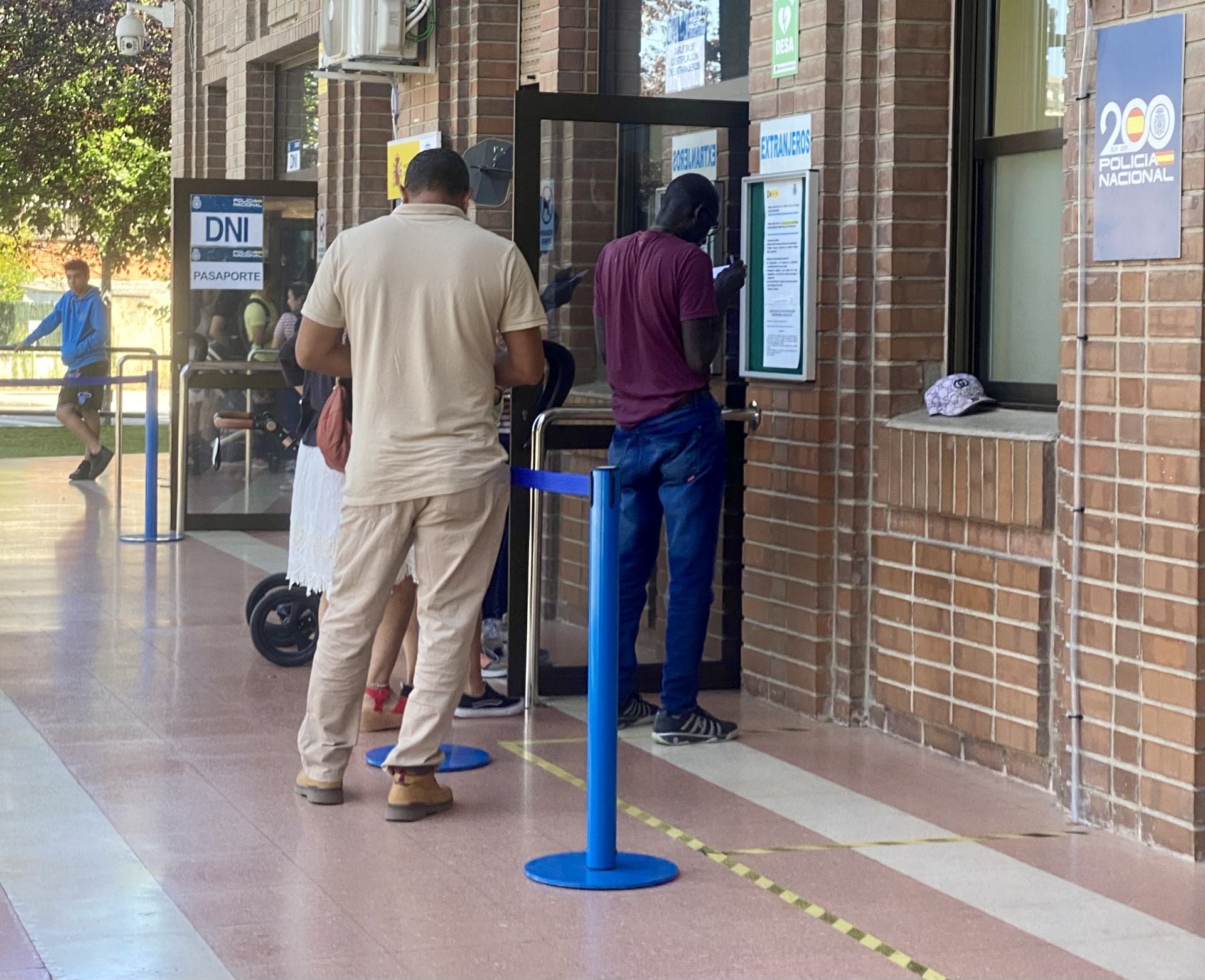 Assane anota las instrucciones para solicitar el asilo en Vitoria.