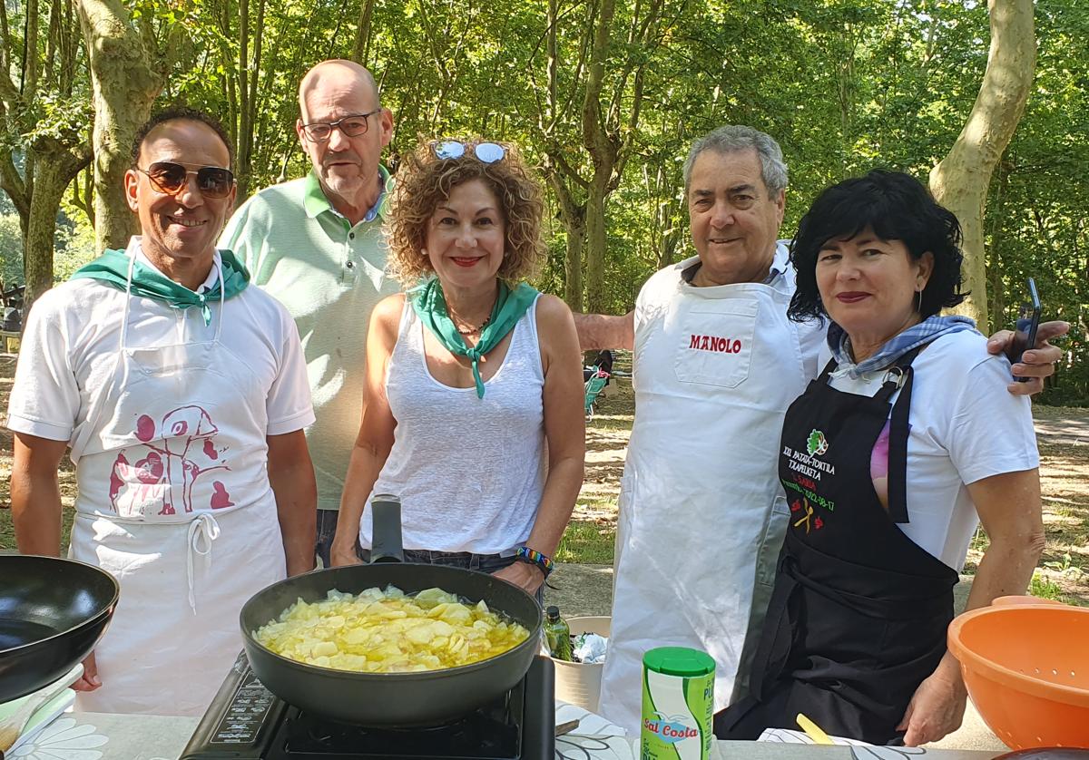 María Balado, a la derecha, con su cuadrilla, cocinando la tortilla.