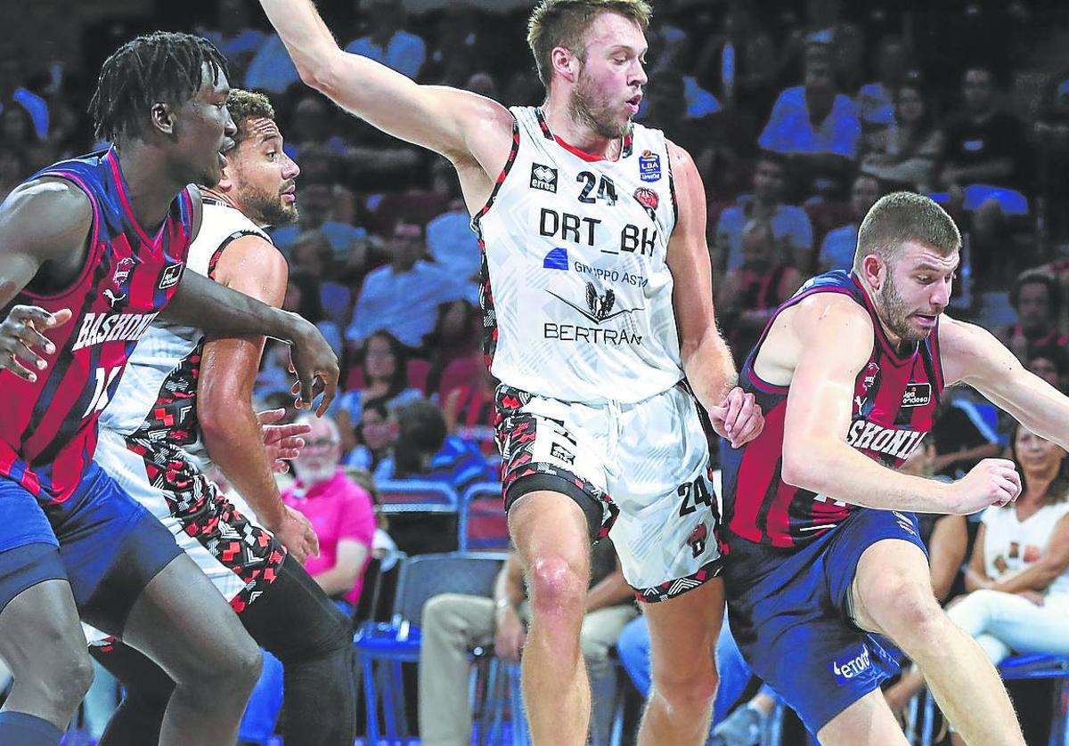 Nikos Rogkavopoulos trata de mantener la posesión de la pelota ante la mirada de su compañero Khalifa Diop.