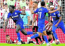 Empate. Uche supera a la defensa rojiblanca y logra el gol del Getafe.