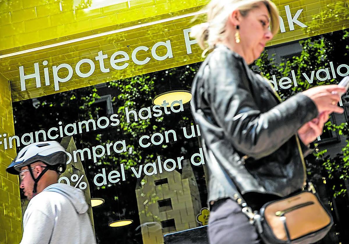 La banca prepara su nuevo escaparate hipotecario ante la bajada del euríbor.