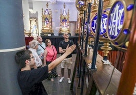 Un grupo de visitantes que pasó ayer por el museo vitoriano.