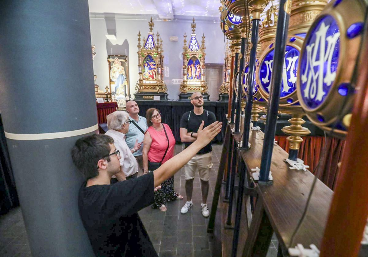 Un grupo de visitantes que pasó ayer por el museo vitoriano.