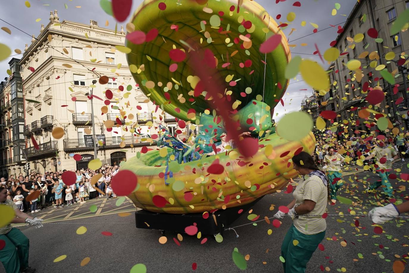 El desfile de la Ballena fascina a pequeños y mayores