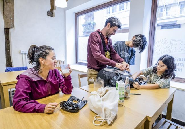 Desde Francia. Philippe Collin, Juliana y sus hijos Esteban y Tamaya cogen fuerzas para patear la ciudad.