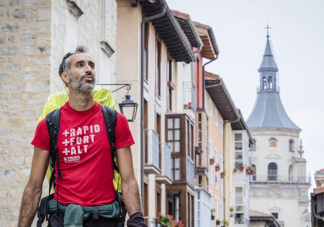 El peregrino David Bernabeu se encuentra inmerso en el Camino de Santiago Vasco del Interior.