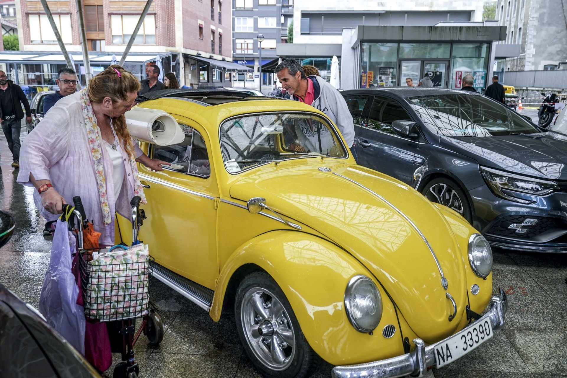 Concentración de coches clásicos en Llodio para despedir las fiestas