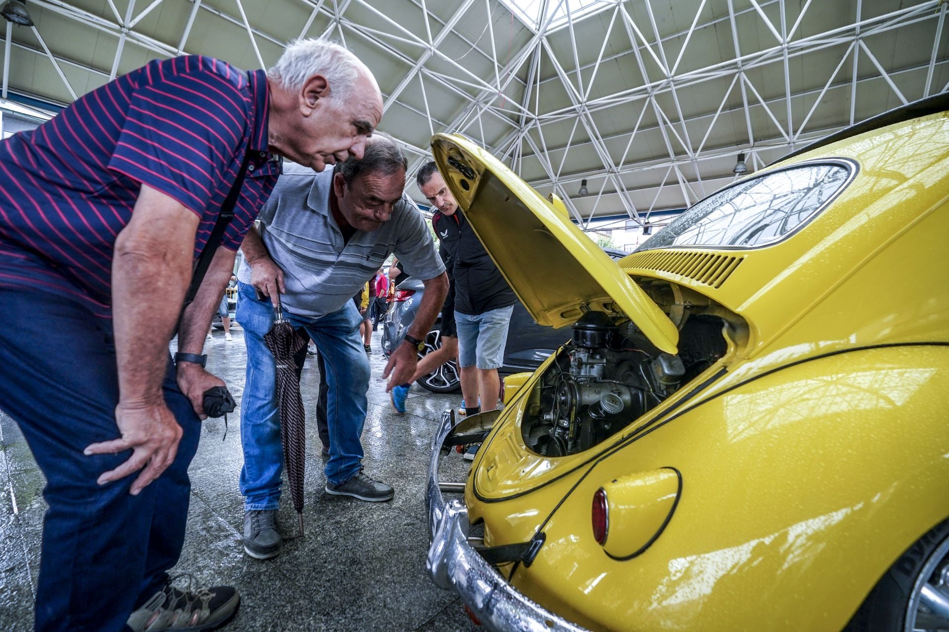 Concentración de coches clásicos en Llodio para despedir las fiestas